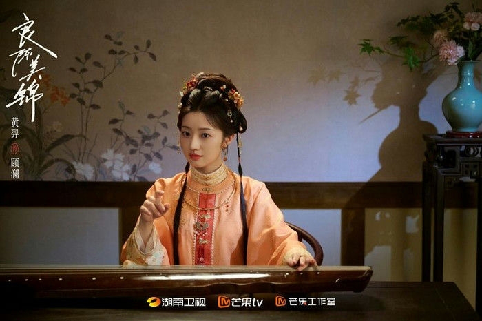 Hoàng Nghệ hiện xuất hiện đồng thời trong hai phim cổ trang "Giai Ngẫu Thiên Thành" và "Lương Trần Mỹ Cẩm". Việc đảm nhận cả phản diện quyến rũ Tả Doanh Doanh lẫn nhân vật Cố Lan của gia tộc họ Cố đã giúp cô gia tăng đáng kể độ nhận diện với khán giả yêu thích phim truyền hình.