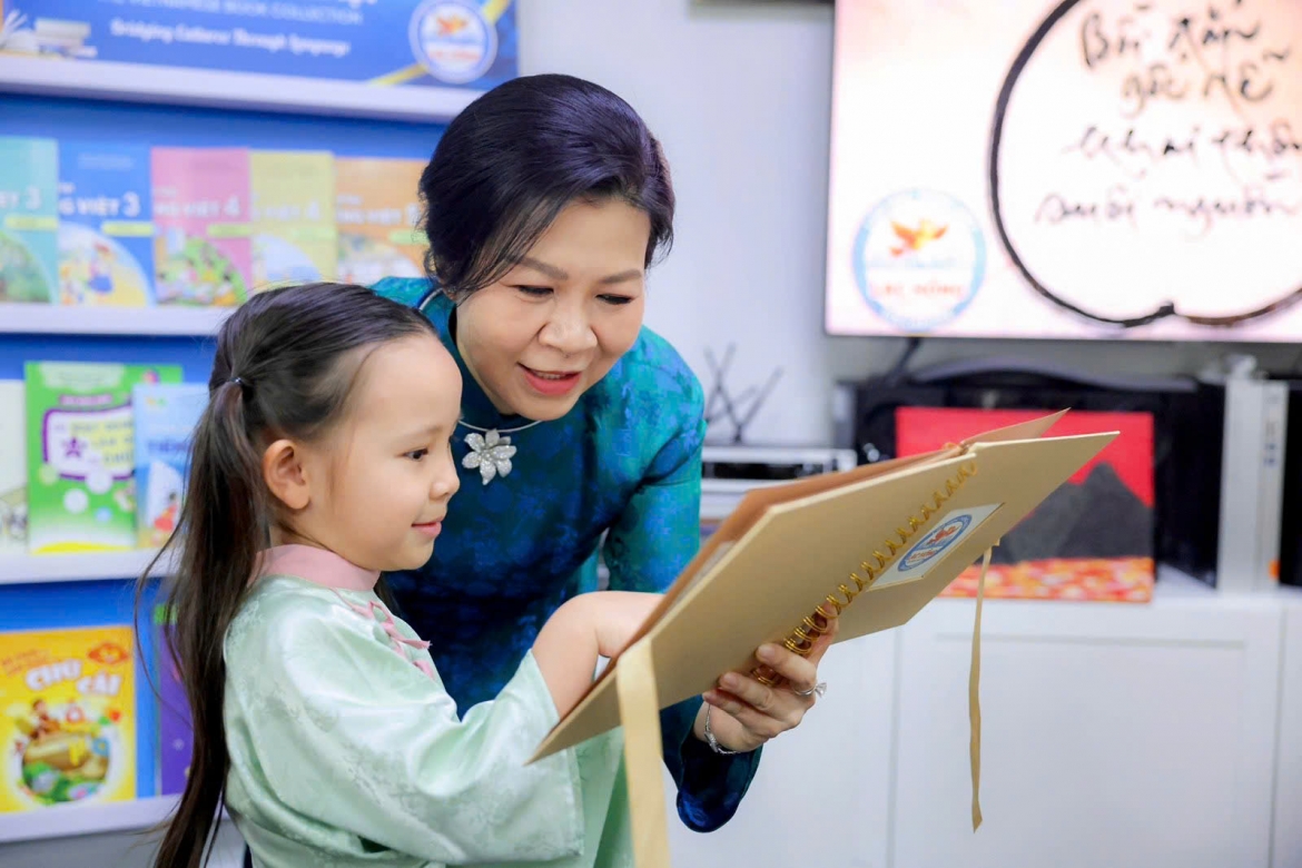 Trò chuyện với các giáo viên và học sinh của lớp Lạc Hồng, Phu nhân Ngô Phương Ly bày tỏ tự hào khi giữa nhịp sống hiện đại và bận rộn của Singapore lại có sự hiện diện của một lớp học tiếng Việt dành cho các cháu thiếu nhi