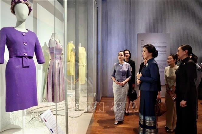 Phu nhân Ngô Phương Ly và Phu nhân Thủ tướng Thái Lan Thananon Charnvirakul thăm Bảo tàng Dệt may Hoàng Thái hậu Sirikit trong khuôn viên Cung điện Hoàng gia Thái Lan.