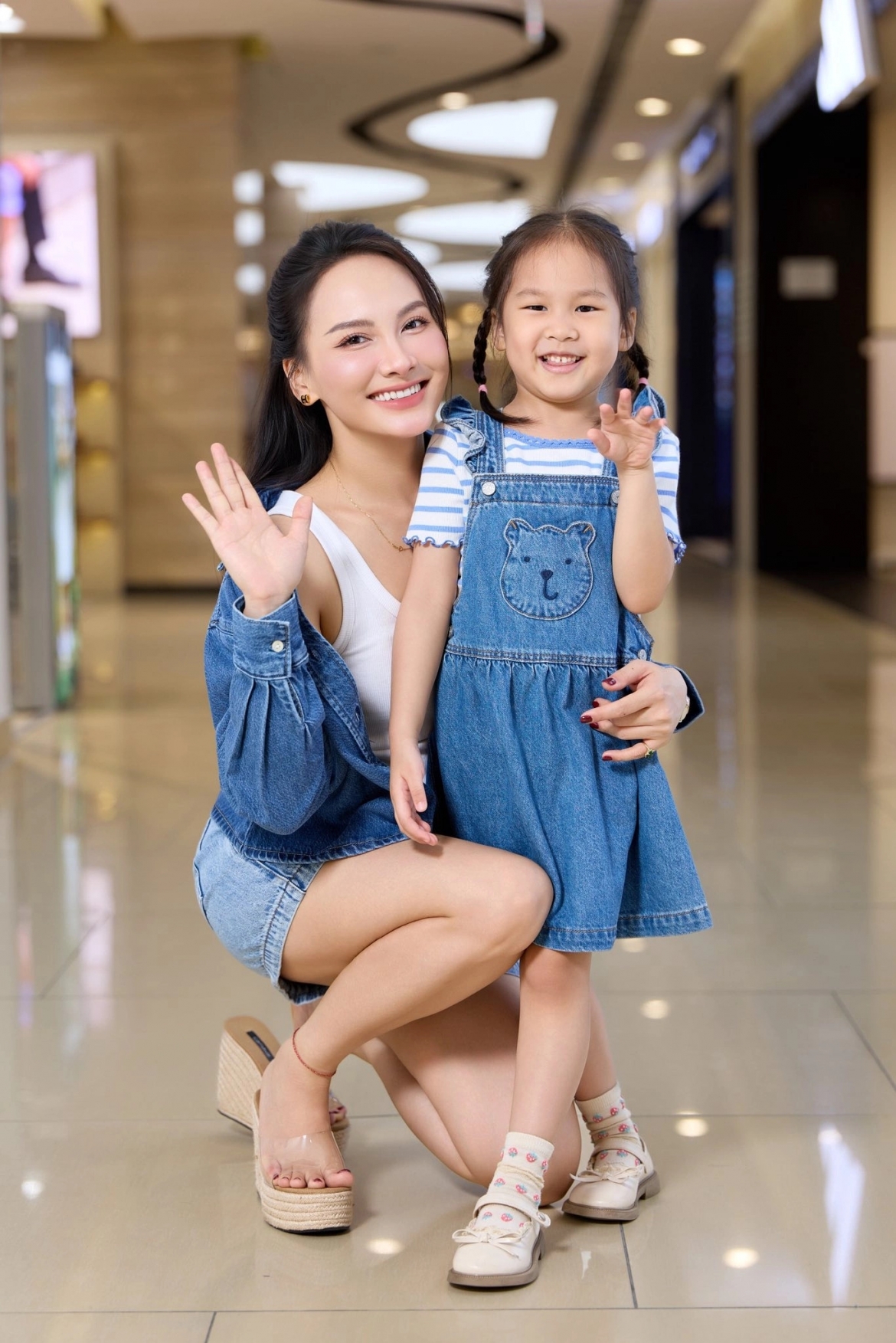 Bảo Thanh diện đồ đôi cùng con gái. Nữ diễn viên nhận xét càng lớn, 'tiểu công chúa' của gia đình cô càng có diện mạo giống hệt bố, tuy nhiên cô nhóc lại rất quấn quít mẹ.