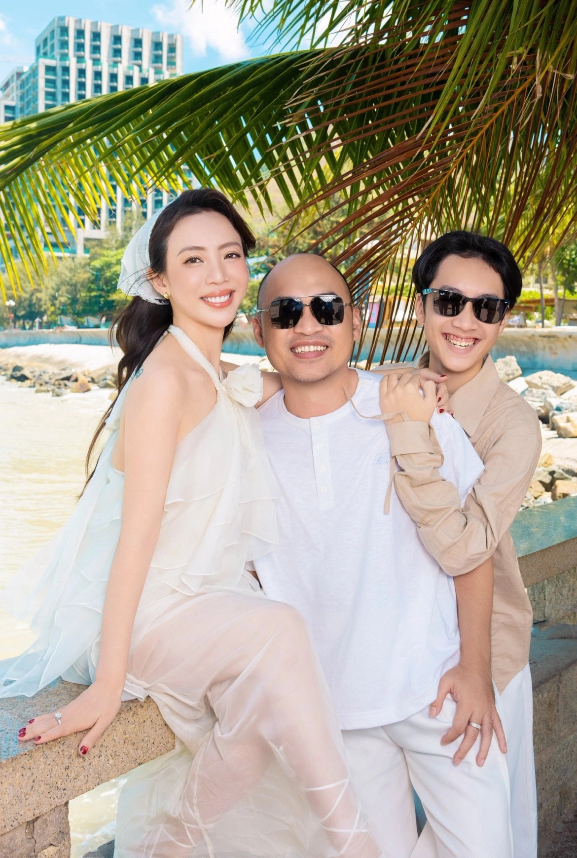 Thu Trang - Tiến Luật cùng con trai đi chơi biển. Ở tuổi 14, Andy ngày càng trưởng thành, cao gần 1,8 m. Thu Trang nhận xét cả gia đình cô trông như bạn bè của nhau.