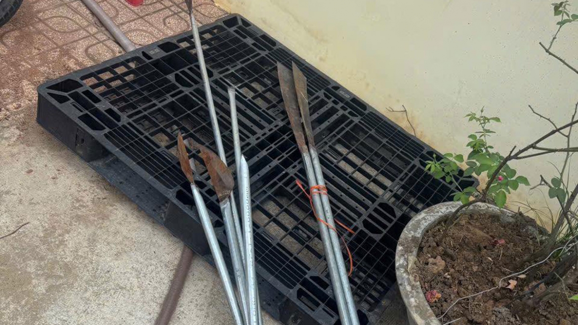 Hung khí nhóm đối tượng sử dụng để tấn công nhau 