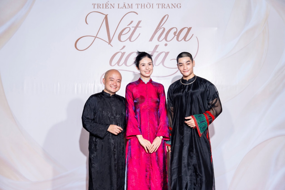 Trong khi đó, NTK Chế Quyết Tiến (ngoài cùng bên phải) giới thiệu không gian trưng bày mini couture với các thiết kế trên ma-nơ-canh thu nhỏ.