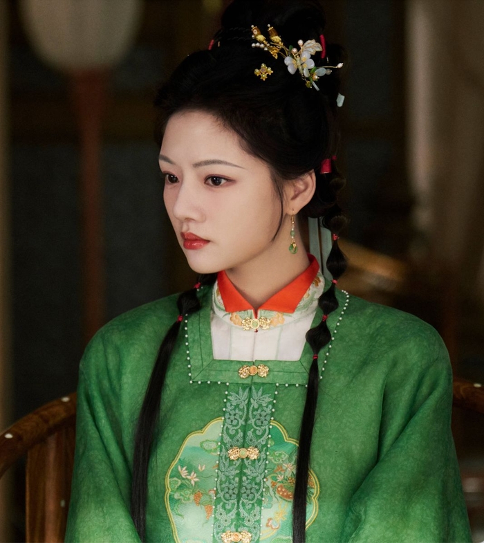Nhậm Mẫn gây chú ý khi góp mặt trong cả “Hắc Dạ Cáo Bạch" và "Lương Trần Mỹ Cẩm”. Từ cô gái hiện đại gan dạ Hà Hiểu Hà đến nữ anh hùng cổ trang sắc sảo Cố Cẩm Triêu, nữ diễn viên cho thấy khả năng biến hóa ấn tượng ở nhiều thể loại khác nhau.