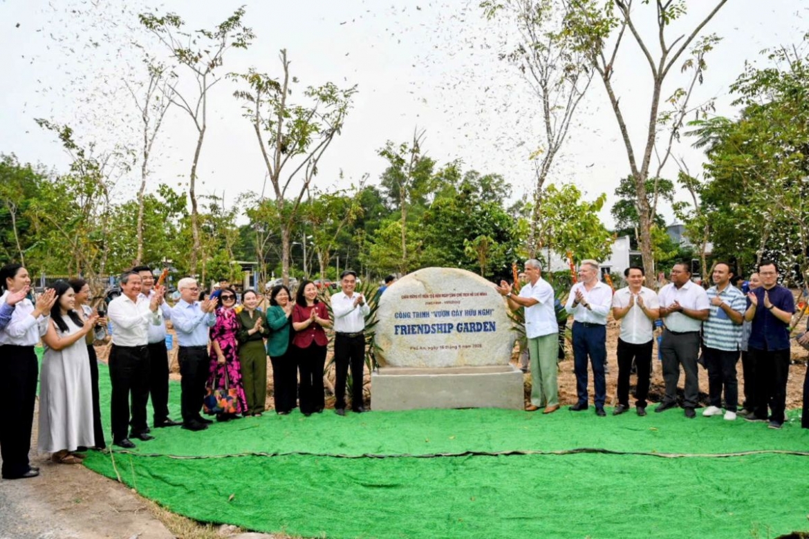 Các đại biểu chụp ảnh lưu niệm tại lễ phát động, thể hiện tinh thần đoàn kết, hợp tác vì môi trường xanh