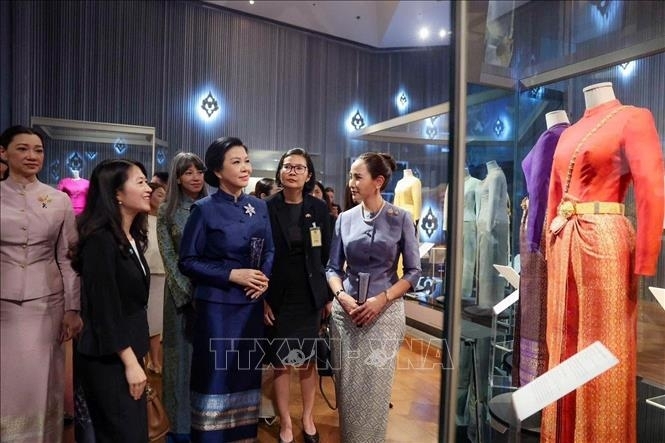 Phu nhân Ngô Phương Ly và Phu nhân Thủ tướng Thái Lan Thananon Charnvirakul thăm Bảo tàng Dệt may Hoàng Thái hậu Sirikit trong khuôn viên Cung điện Hoàng gia Thái Lan.