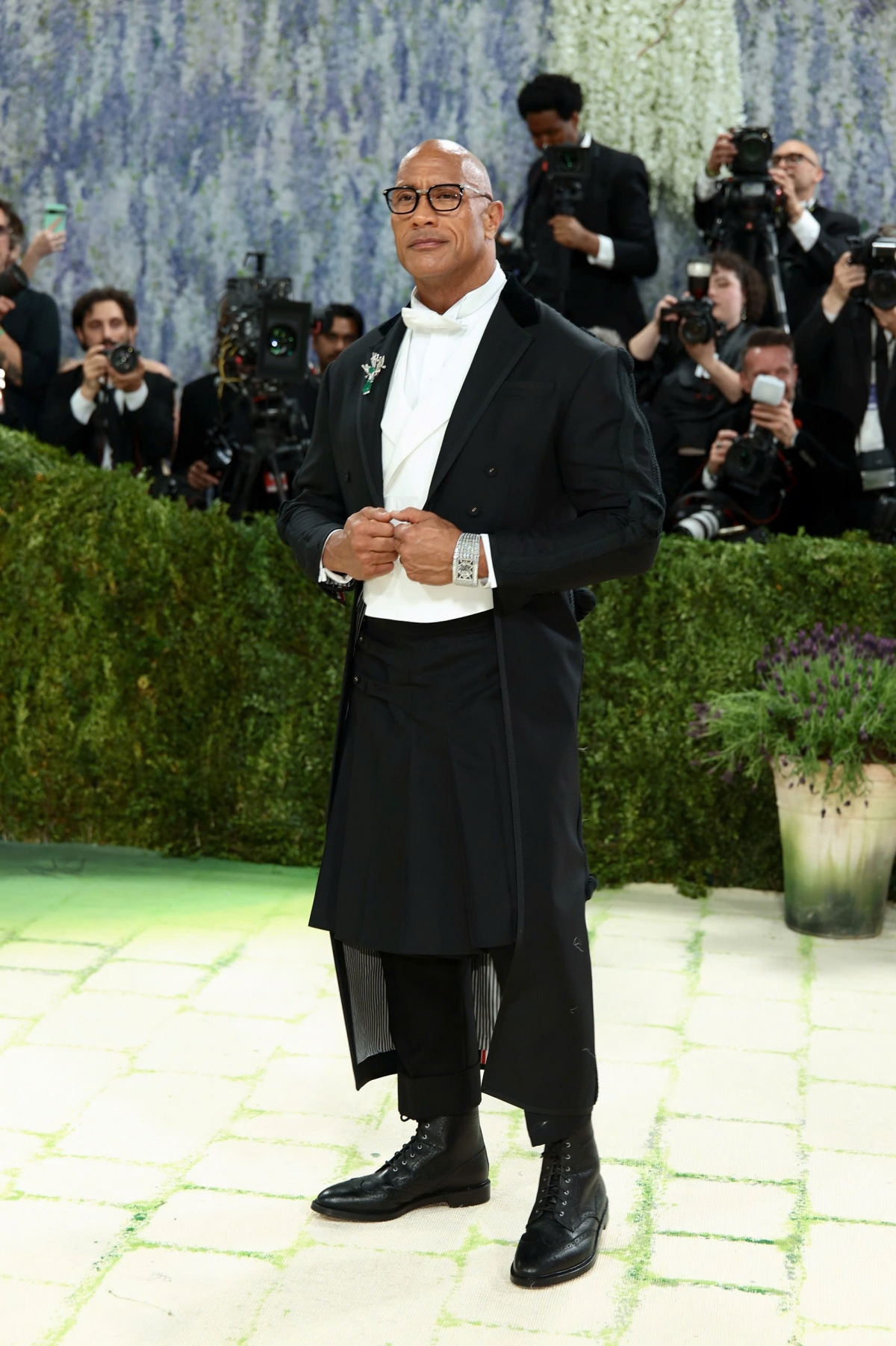 Dwayne Johnson mặc váy đến Met Gala 2026