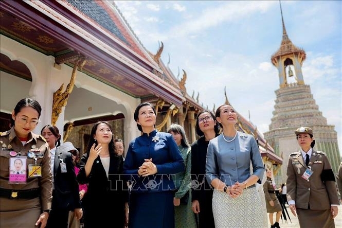 Phu nhân Ngô Phương Ly cùng Phu nhân Thananon Charnvirakul thăm chùa Phật Ngọc.