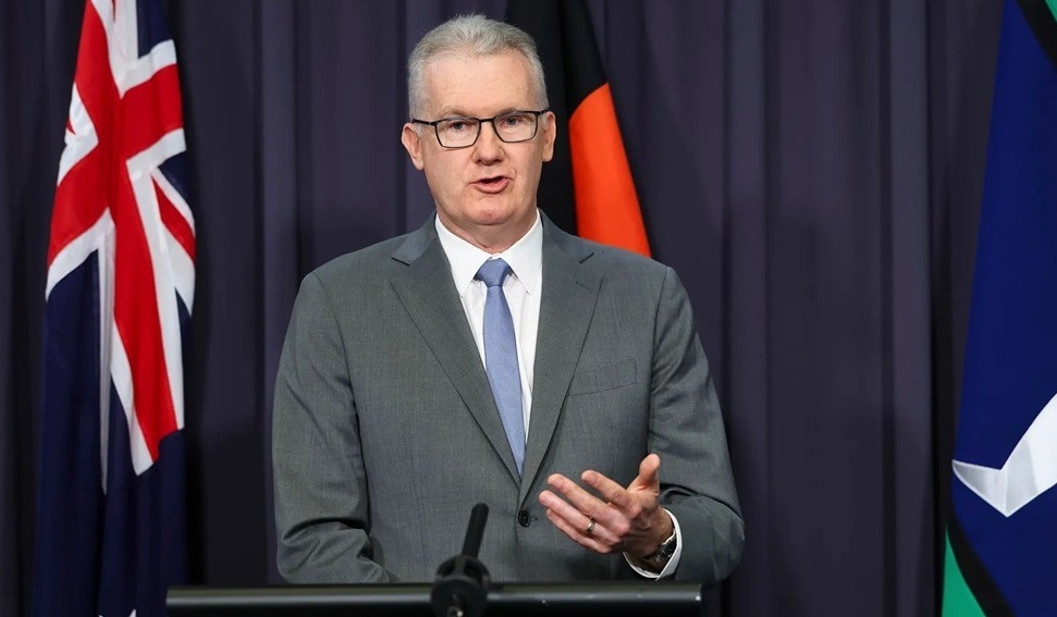 Bộ trưởng Nội vụ Australia Tony Burke. Ảnh: Alex Ellinghausen