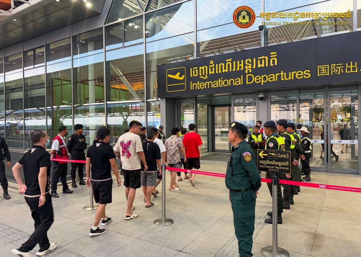 Các đối tượng bị trục xuất khỏi Campuchia. Ảnh: Tổng cục Di trú