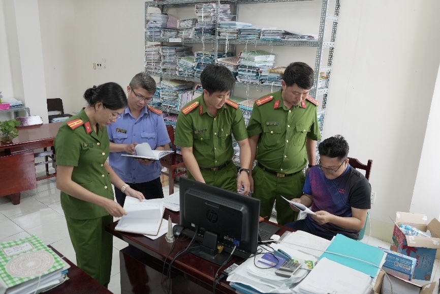 Công an khám xét nơi làm việc - Ảnh Công an thành phố Cần Thơ 
