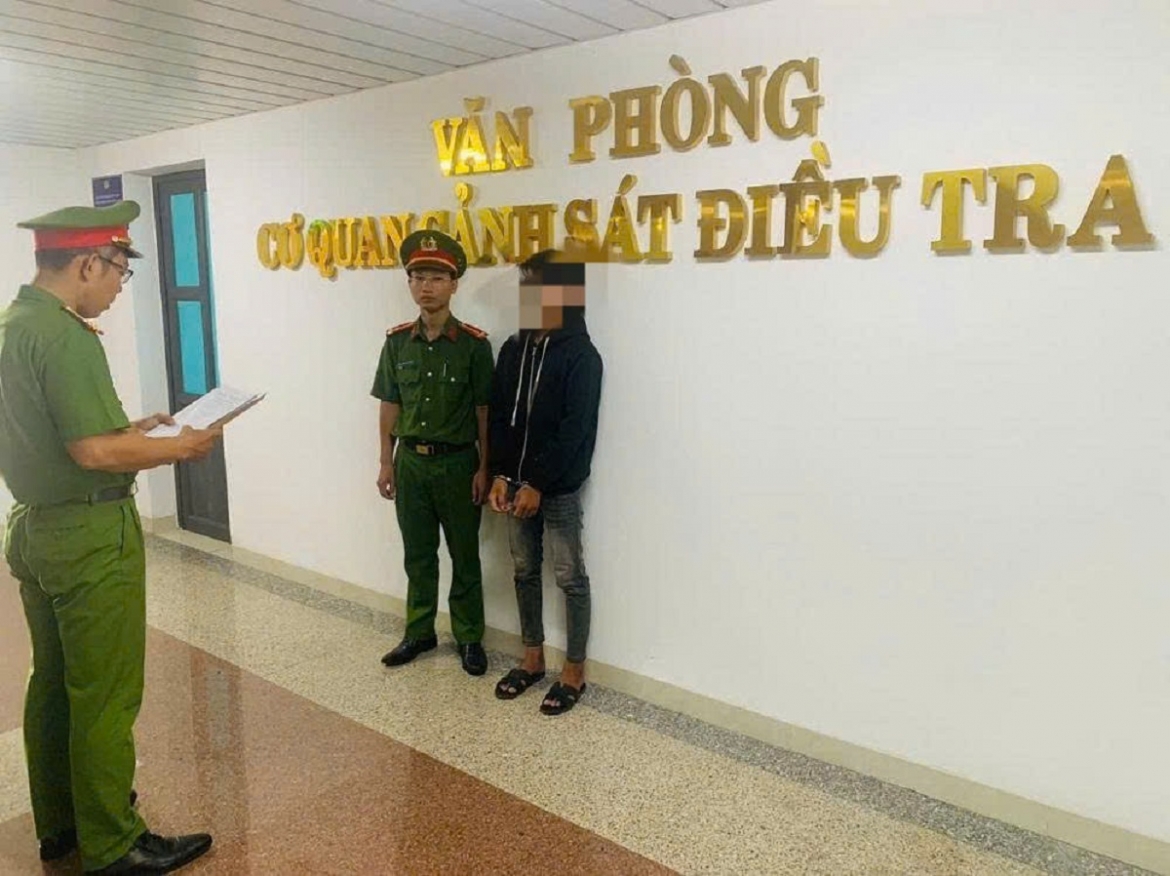Cơ quan điều tra thi hành lệnh bắt tạm giam đối với bị can Nguyễn Da Huy. Ảnh: CALĐ
