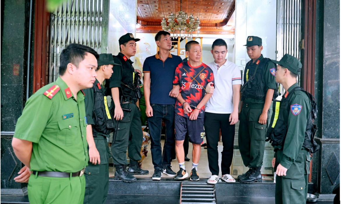 Lực lượng chức năng thi hành Lệnh bắt bị can để tạm giam và Lệnh khám xét chỗ ở đối với Nguyễn Kỳ Dũng