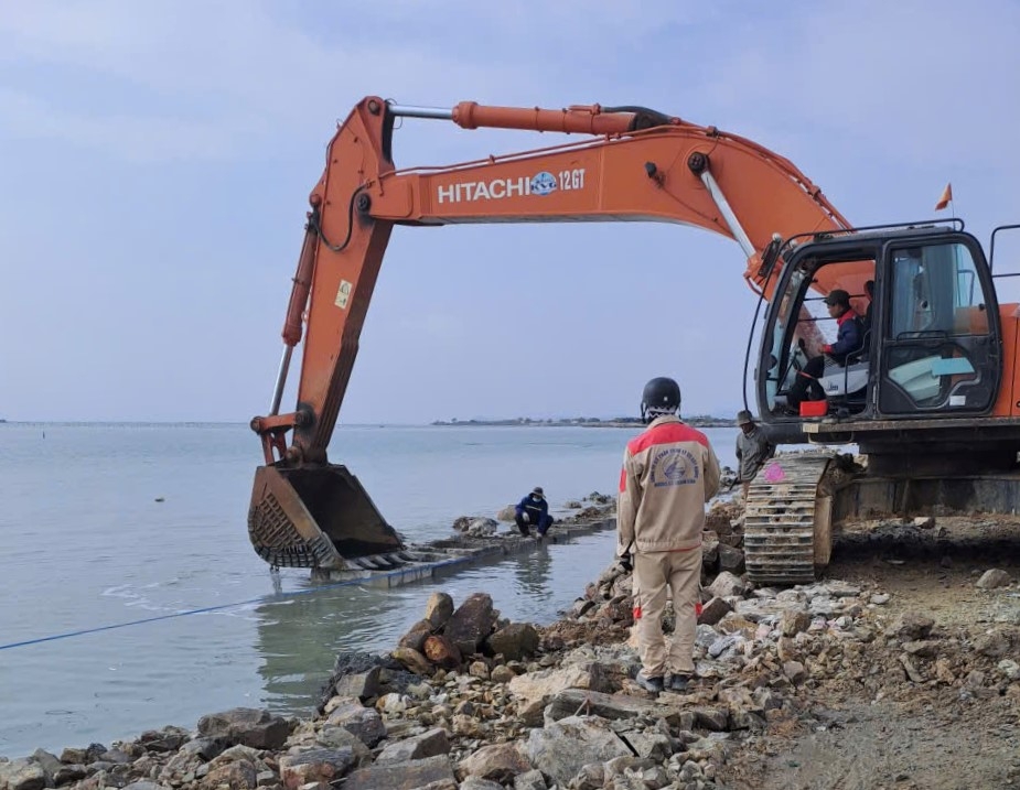 Thi công tuyến đường ven biển tỉnh Khánh Hòa, nơi đang cần 1,3 triệu mét khối đất đắp