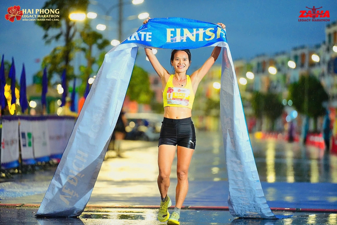 Nữ hoàng marathon Việt Nam Phạm Thị Hồng Lệ đã về nhất nội dung 42 km nữ