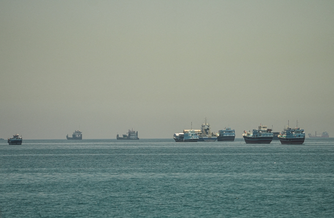 Các tàu neo đậu tại eo biển Hormuz. (Ảnh: Reuters)