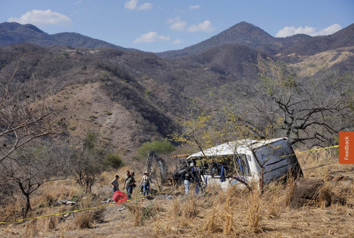 Hiện trường vụ xe chở khách du lịch ở Mexico gặp tai nạn. Ảnh: Reuters
