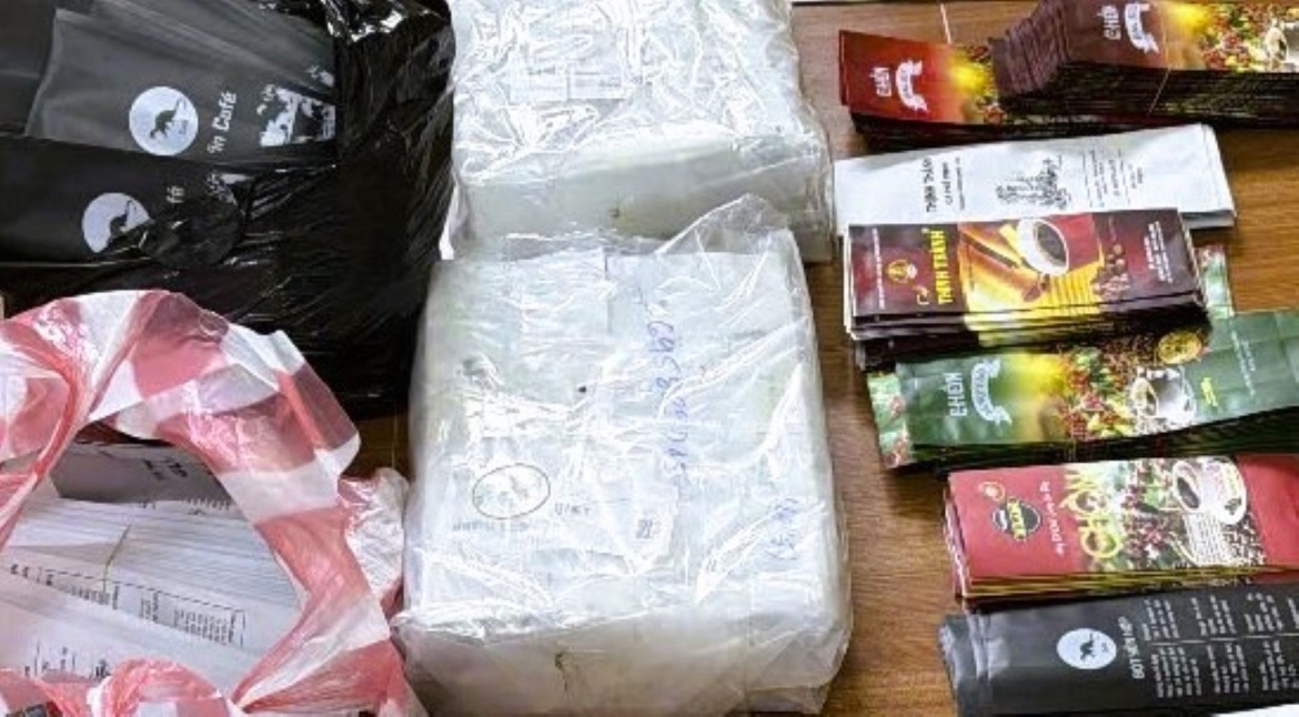 Lượng lớn cà phê nghi giả các nhãn hiệu bị thu giữ. Ảnh Công an Quảng Trị