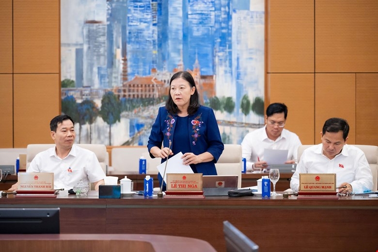 Chủ nhiệm Ủy ban Dân nguyện và Giám sát của Quốc hội Lê Thị Nga báo cáo tại phiên họp. Ảnh: Quốc hội