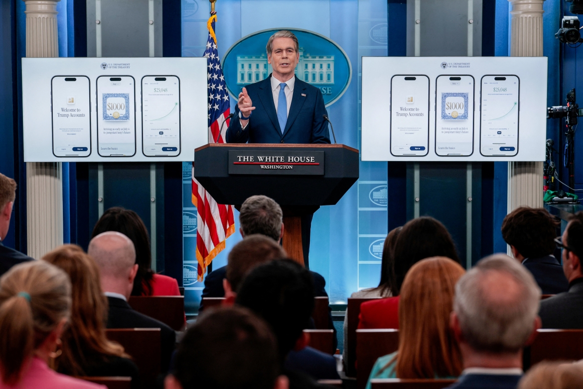 Bộ trưởng Tài chính Mỹ Scott Bessent phát biểu về ứng dụng "Trump Accounts". (Ảnh: Reuters)