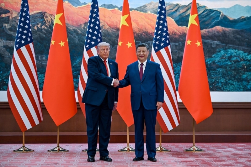 Chủ tịch Trung Quốc Tập Cận Bình (bên phải) và Tổng thống Mỹ Donald Trump bắt tay trước khi bước vào hội đàm. Ảnh: Reuters 