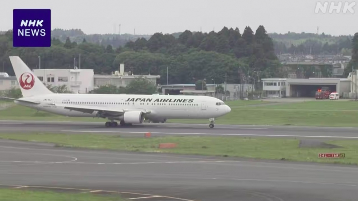 Máy bay chở khách của hãng hàng không Japan Airlines phải hạ cánh khẩn cấp do nghi ngờ gặp sự cố về lốp. Ảnh: NHK