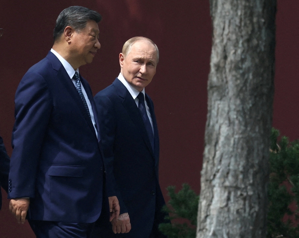 Chủ tịch Trung Quốc Tập Cận Bình và Tổng thống Nga Vladimir Putin đi dạo tại Trung Nam Hải - nơi đặt trụ sở của đảng Cộng sản Trung Quốc và chính phủ nước này năm 2025. Ảnh: Reuters