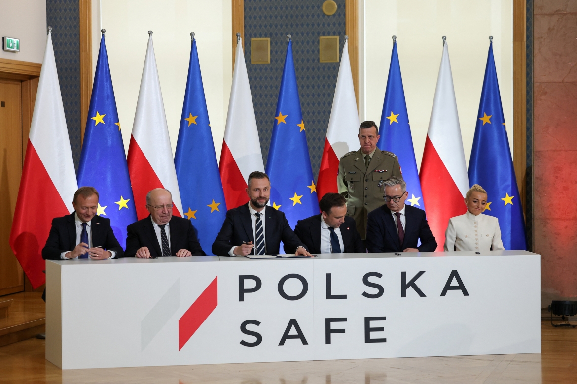 Ba Lan ký kết thỏa thuận vay vốn theo chương trình SAFE của EU tại Warsaw. (Ảnh: Reuters)