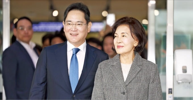 Chủ tịch Samsung Electronics Lee Jae-yong (bên trái) và mẹ ông - bà Hong Ra-hee, Giám đốc danh dự của Bảo tàng Nghệ thuật Leeum. (Ảnh: Yonhap)