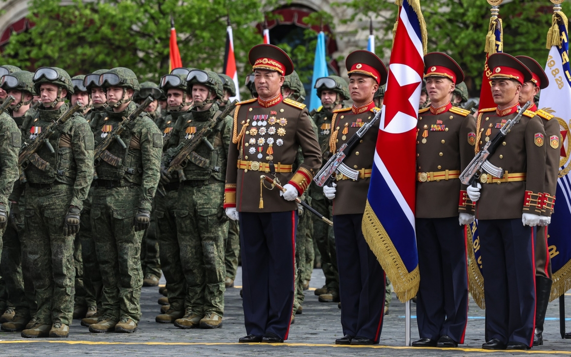 Binh sĩ quân đội Triều Tiên (bên phải) tham dự một sự kiện trên Quảng trường Đỏ (Nga). Ảnh: AP.