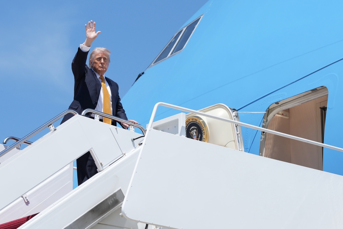 Tổng thống Mỹ Donald Trump trên máy bay Không lực Một lên đường tới Bắc Kinh, Trung Quốc ngày 13/5. Ảnh: AP