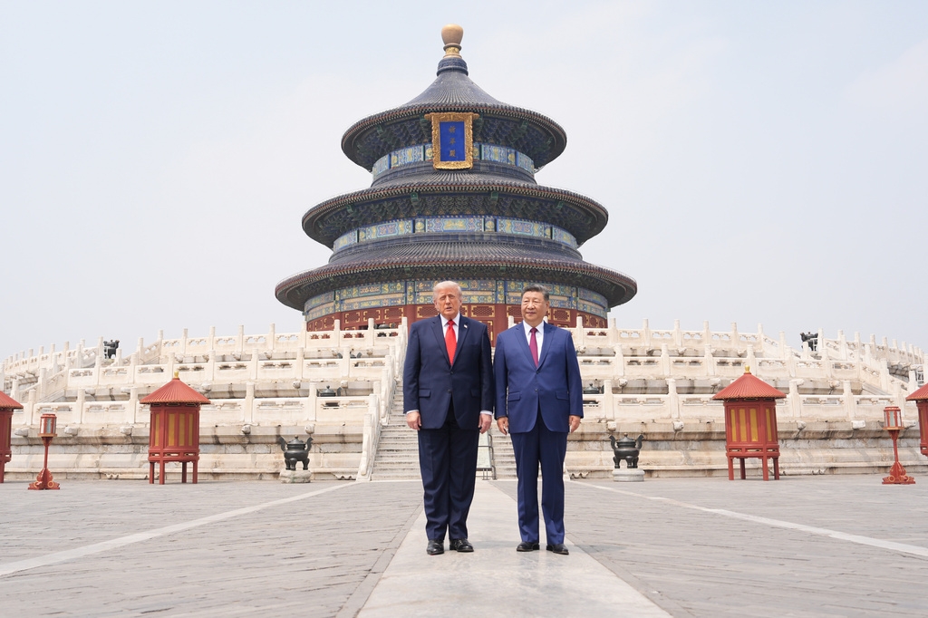 Ông Trump và ông Tập đứng cạnh nhau khi thăm Thiên Đàn - quần thể kiến trúc thời nhà Minh nằm không xa Tử Cấm Thành. Ảnh: Reuters