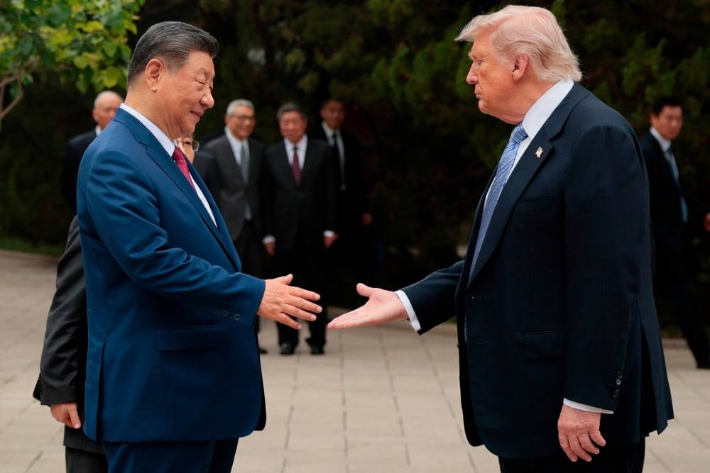 Chủ tịch Trung Quốc Tập Cận Bình và Tổng thống Mỹ Donald Trump chuẩn bị bắt tay sau khi rời Trung Nam Hải. Ảnh: AP