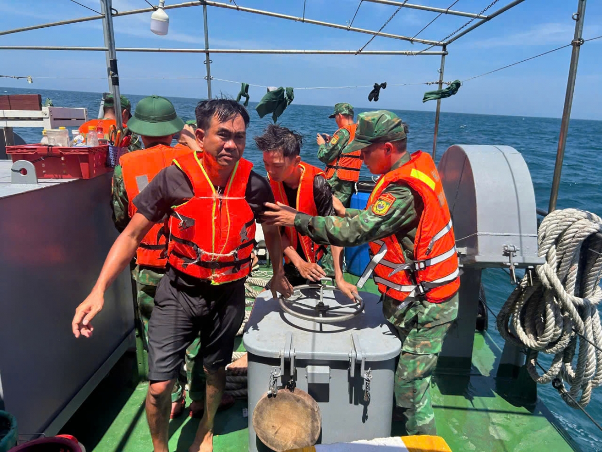 Các thuyền viên tàu cá được cứu an toàn sau nhiều giờ lênh đênh trên biển. (Ảnh: Biên phòng Hải Phòng)