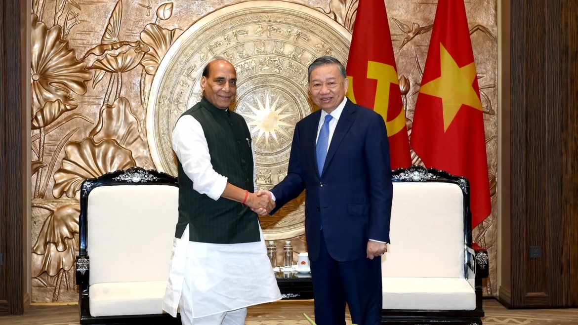 Tổng Bí thư, Chủ tịch nước Tô Lâm và Bộ trưởng Quốc phòng Ấn Độ Rajnath Singh. (Ảnh: Báo Nhân dân)