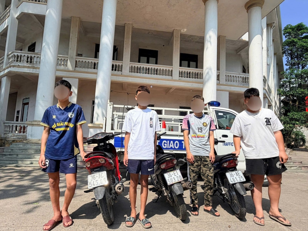 Nhóm thanh thiếu niên lạng lách trên Quốc lộ 1. (Ảnh CA Thanh Hóa)