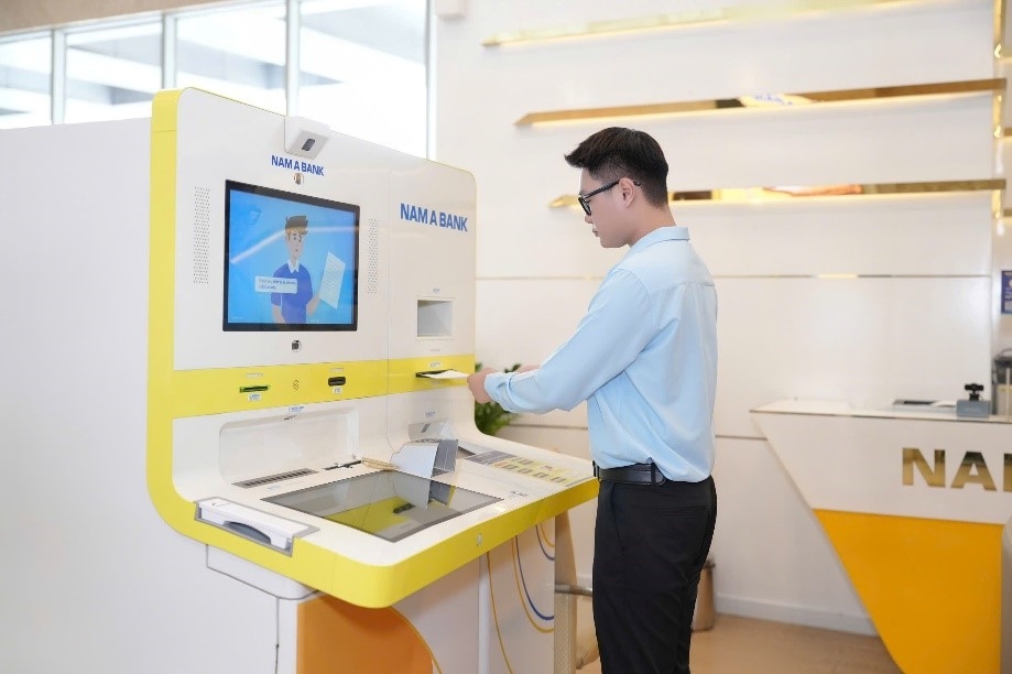 Khách hàng giao dịch tại Điểm giao dịch số OneBank