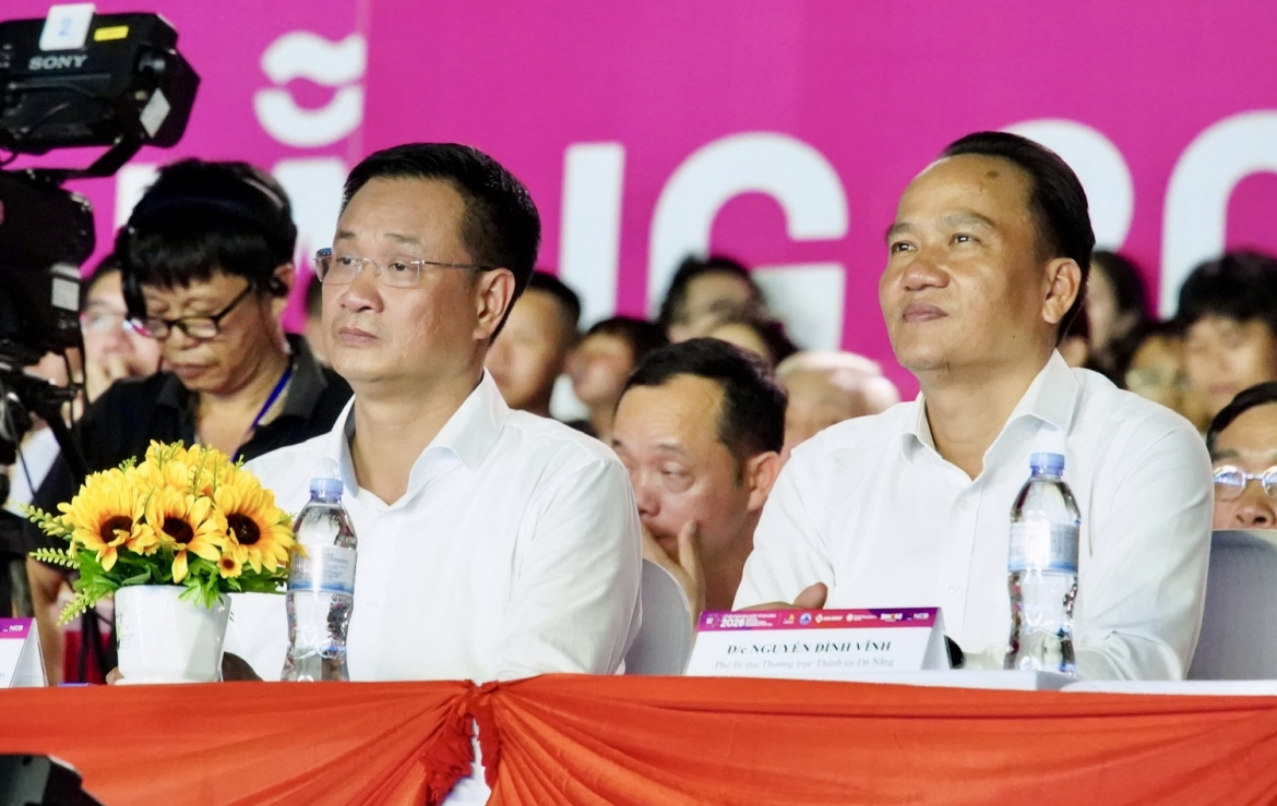 Ông Lê Ngọc Quang (trái), Bí thư Thành ủy Đà Nẵng dự khai mạc Lễ hội pháo hoa quốc tế Đà Nẵng 2026
