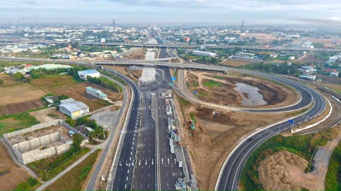 Nút giao Mỹ Yên –  Bến Lức, điểm kết nối giữa cao tốc TP.HCM - Trung Lương, cao tốc Bến Lức - Long Thành và Vành đai 3 – đang đi vào giai đoạn hoàn thiện (Ảnh: BIM Group)