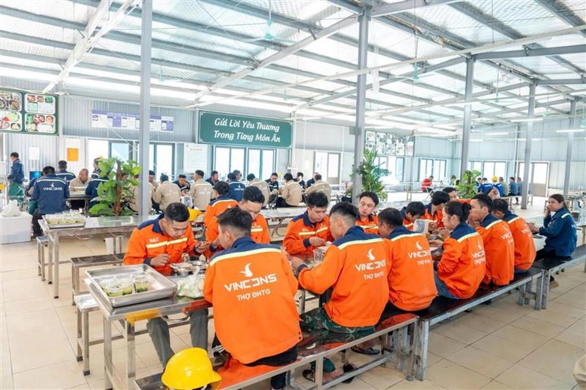 Với việc tuyển dụng quy mô lớn 20.000 lao động giai đoạn 1 tại khu vực Nam Hà Nội, Vingroup hướng tới hỗ trợ người dân có đất bị thu hồi, tạo sinh kế bền vững và nâng cao chất lượng cuộc sống thông qua mức thu nhập và phúc lợi vượt trội so với thị trường