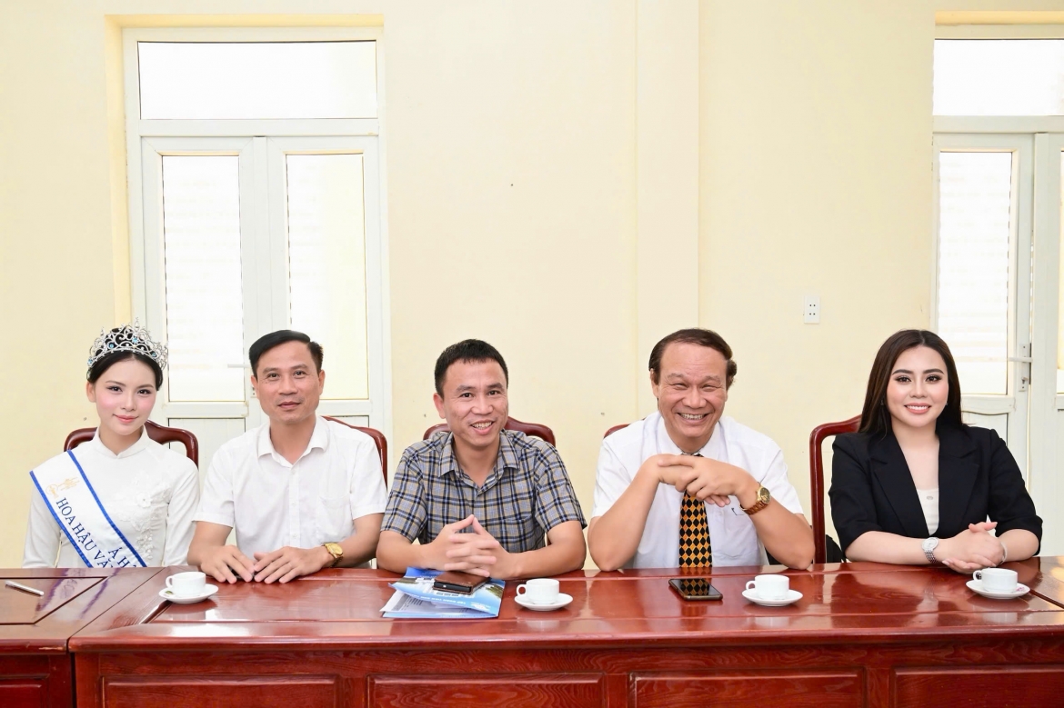 Hoa hậu Phan Kim Oanh, trưởng ban tổ chức cuộc thi Hoa hậu Văn hóa Việt Nam (ngoài cùng bên phải)