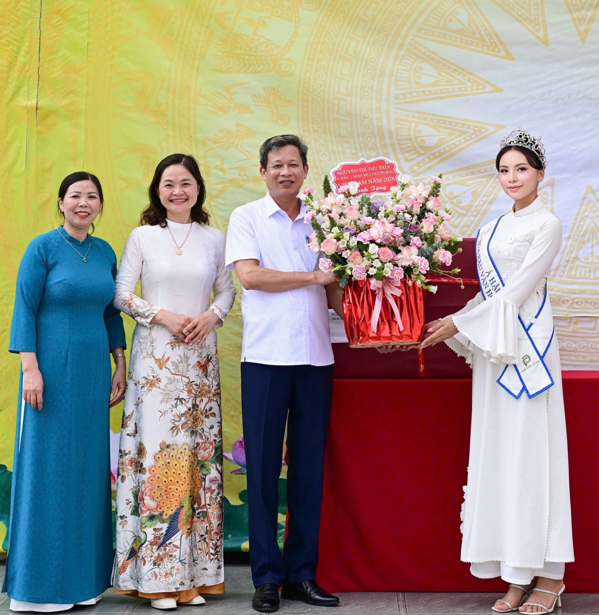 Á hậu Thu Trúc tri ân thầy cô trước khi đi thi quốc tế.