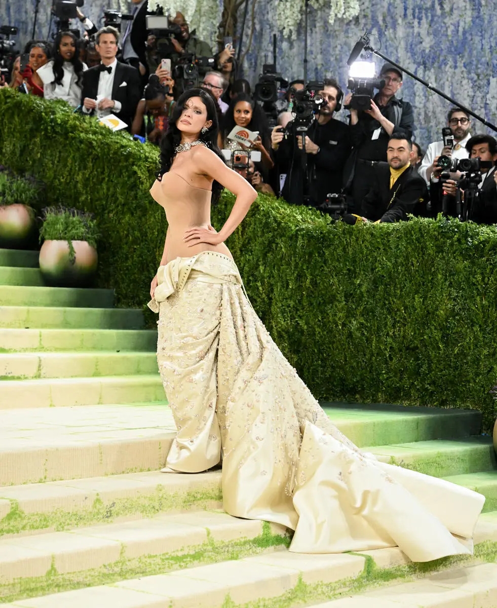 Với chủ đề rộng mở, Met Gala 2026 cho phép các khách mời thể hiện nhiều cách diễn giải khác nhau về mối liên hệ giữa thời trang và nghệ thuật.
