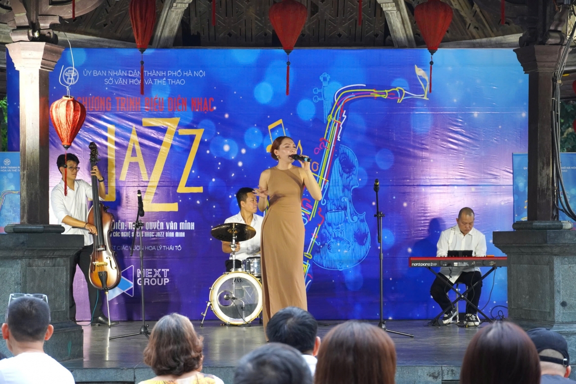 Các tiết mục nhạc cụ dân tộc thu hút sự chú ý của nhiều khán giả khi vang lên giữa trung tâm Thủ đô.