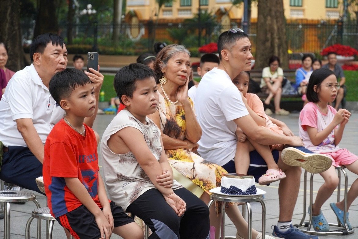 Nhiều gia đình đưa con nhỏ đến phố đi bộ và cùng thưởng thức các tiết mục âm nhạc cộng đồng.