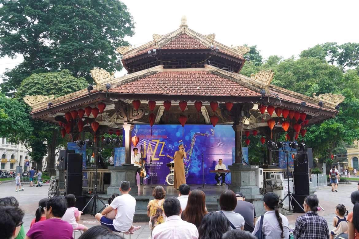 Đông đảo người dân và du khách dừng chân thưởng thức chương trình “Âm nhạc cộng đồng” tại Nhà Bát Giác bên hồ Hoàn Kiếm tối cuối tuần.