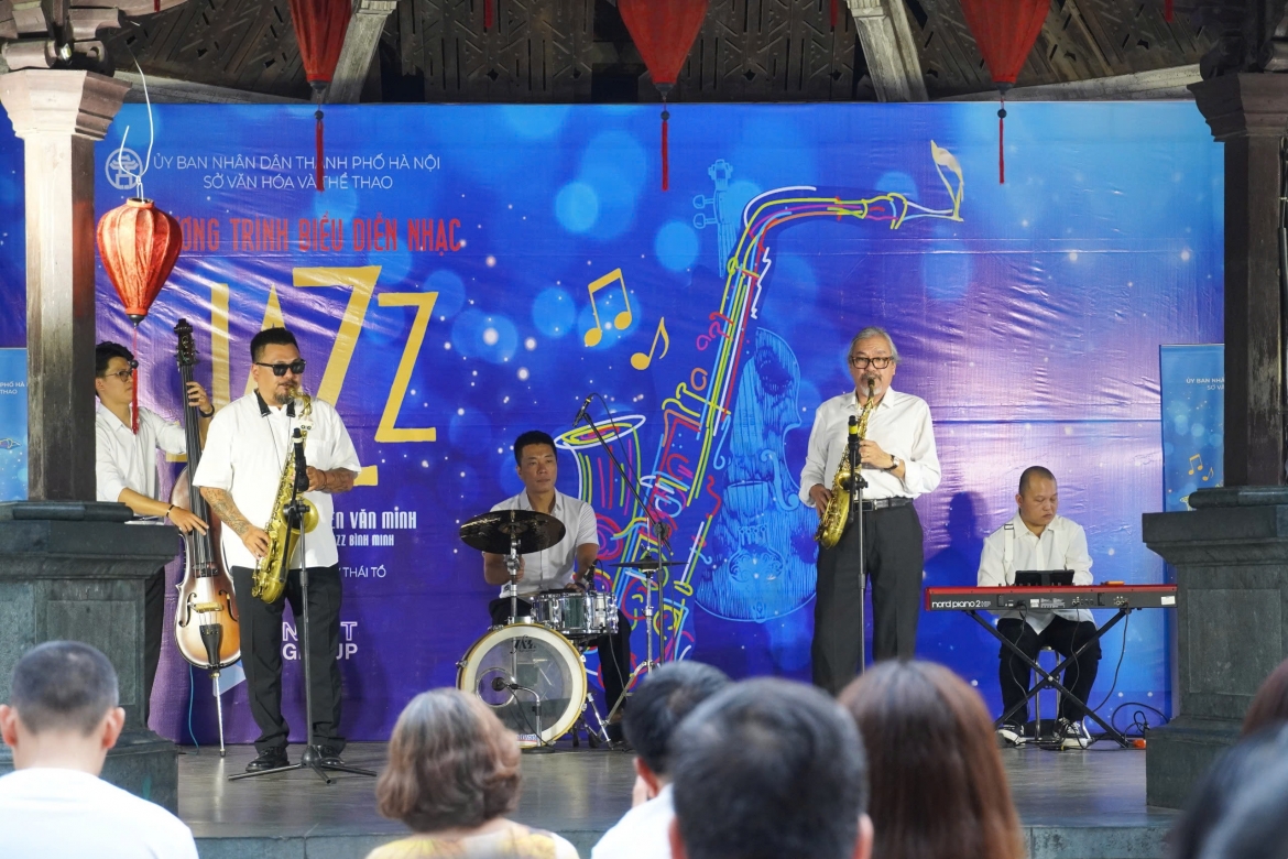Những giai điệu về quê hương, gia đình và Hà Nội mang đến không gian nghệ thuật nhẹ nhàng giữa phố đi bộ đông đúc.