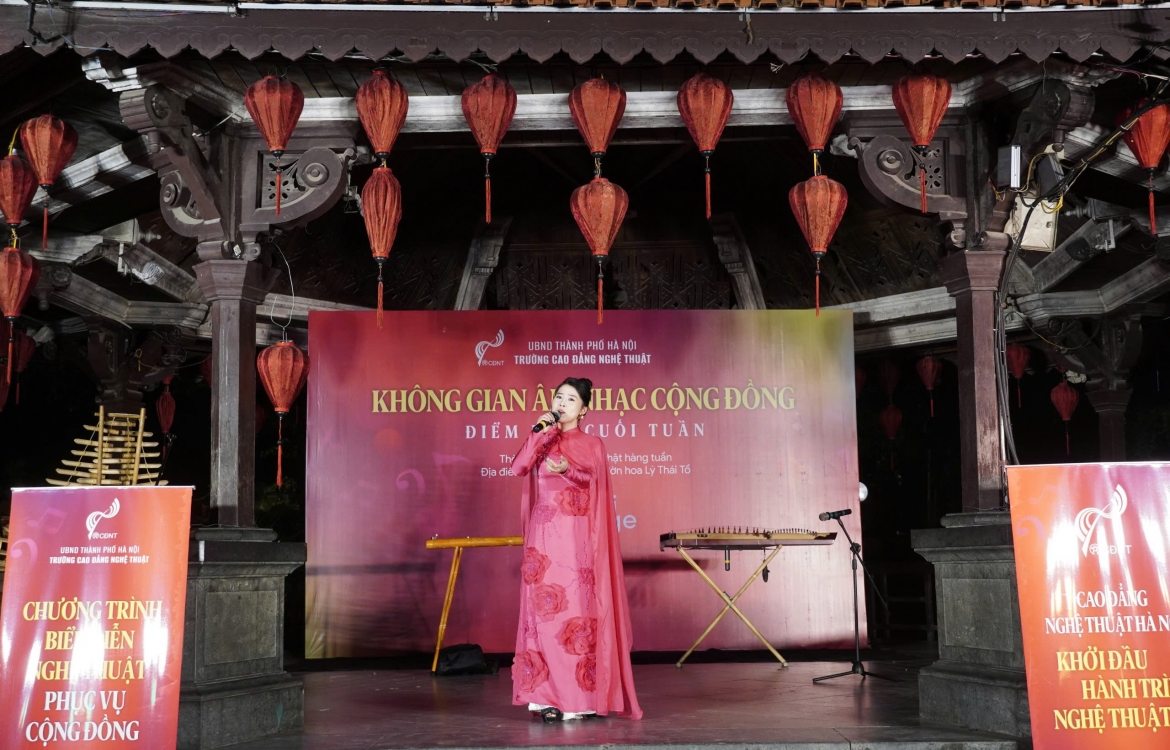 Không cần sân khấu lớn hay hiệu ứng hoành tráng, chương trình vẫn tạo được sự kết nối với người xem bằng cảm xúc gần gũi.