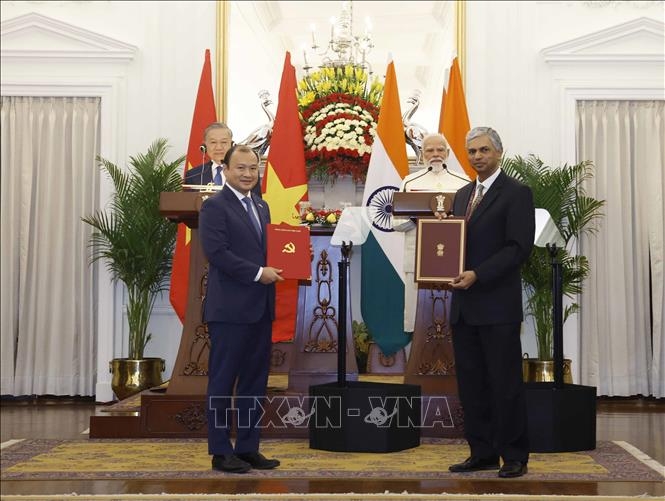 Tổng Bí thư, Chủ tịch nước Tô Lâm và Thủ tướng Cộng hòa Ấn Độ Narendra Modi chứng kiến lễ trao các văn kiện hợp tác giữa 2 nước. Ảnh: Thống Nhất/TTXVN