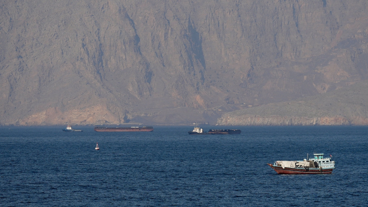 Tàu thuyền và các tàu chở dầu di chuyển qua eo biển Hormuz ngoài khơi Musandam, Oman. (Ảnh: Reuters)